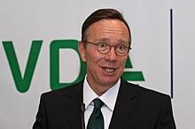 VDA-Präsident Matthias Wissmann macht sich für eine stärkere Unterstützung der deutschen Autoindustrie durch die Politik stark. Ansonsten würden künftig beispielsweise Batterien nicht hier, sondern weiter in China, Südkorea oder in den USA produziert“. ar